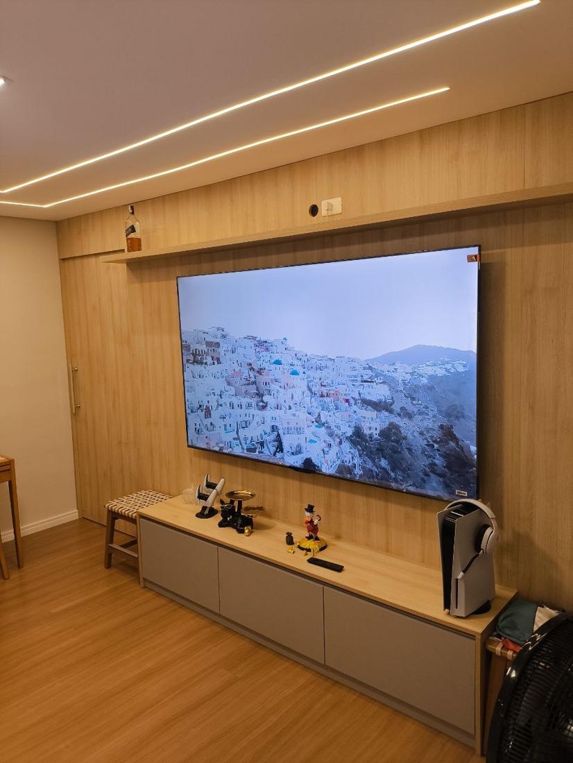 Home com painel ripado