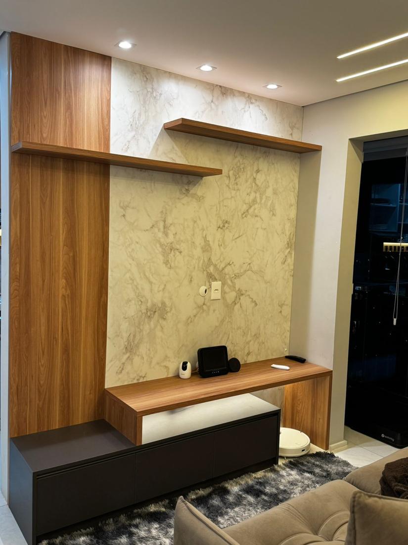Home com painel em mármore
